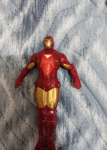 Parlak Kırmızı Iron Man Figürü