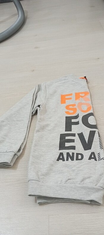 10 Yaş Beden çeşitli Renk Toplu takım 5tane sweatshirt 1tane pantolon