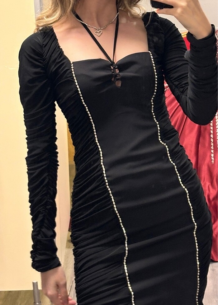 Siyah taşlı büzgülü elbise - Görsel 2