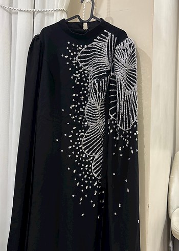 Zara Siyah Nakışlı Uzun Drapeli tesettür Elbise