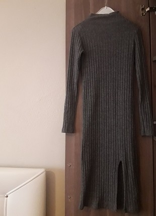 Kışlık bogazlı ve yırtmaçlı elbise