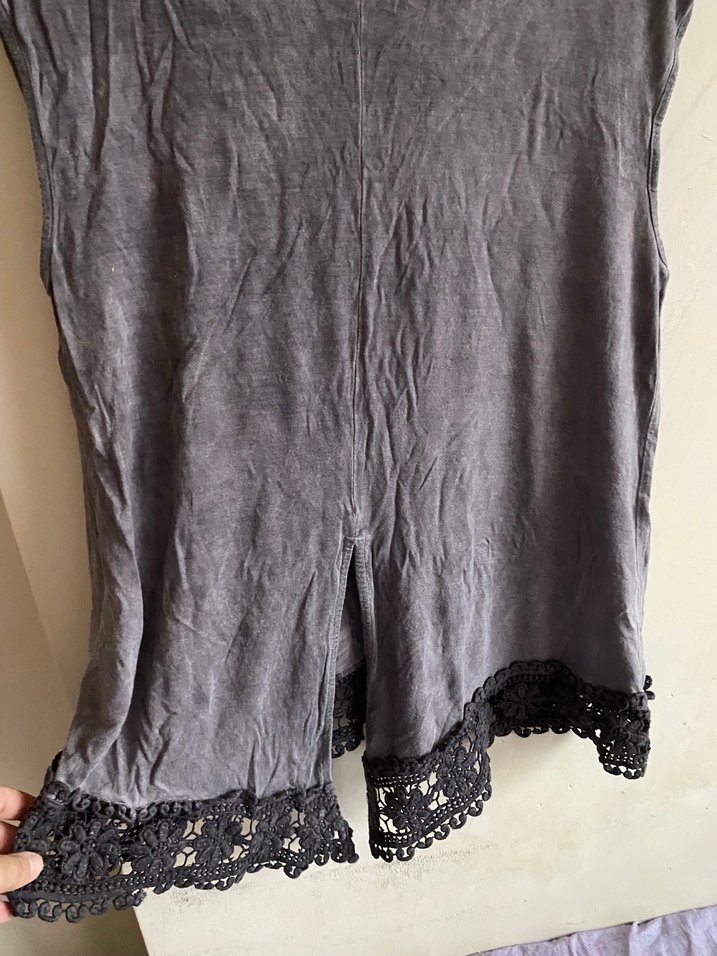 Gri Dantel Detaylı Kolsuz Kadın Bluz - Görsel 2
