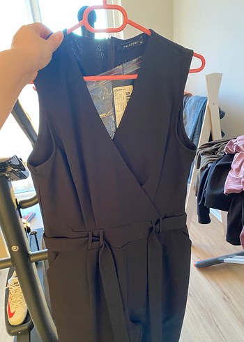 Siyah V Yaka Kemerli Kadın Tulum - Görsel 3