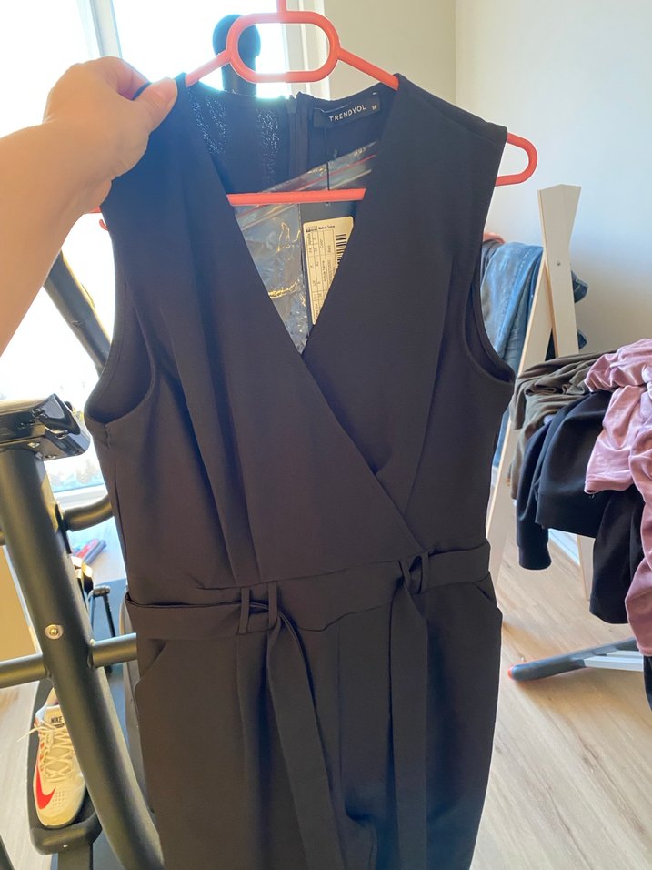 Siyah V Yaka Kemerli Kadın Tulum - Görsel 3