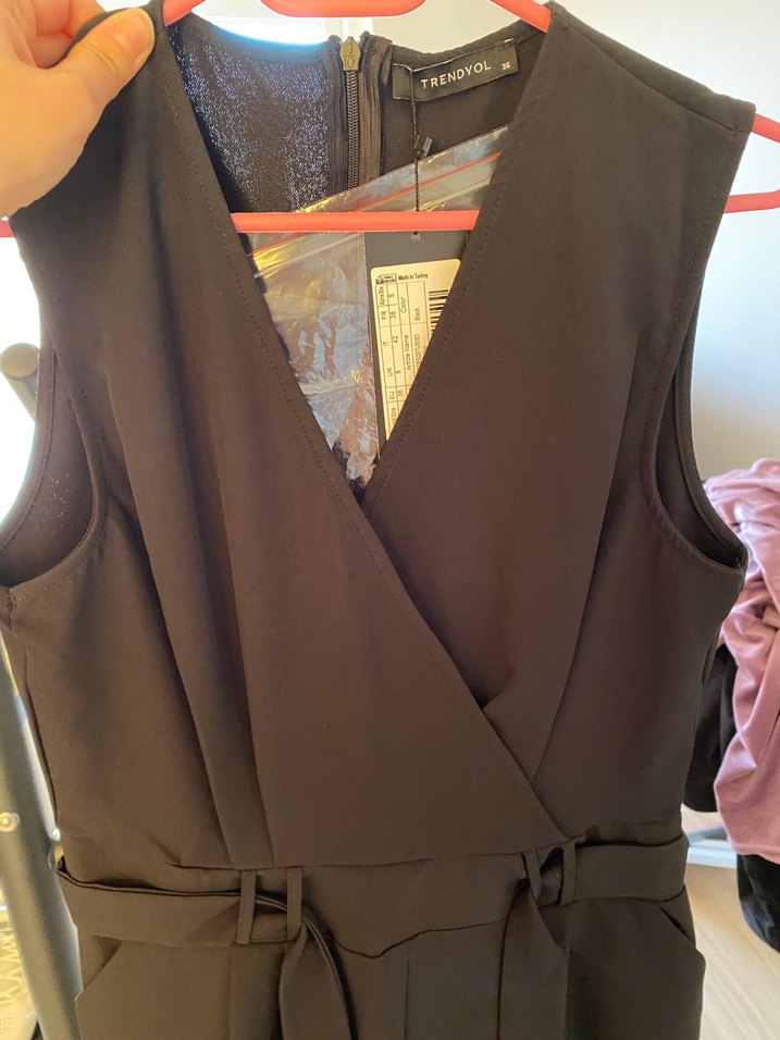 Siyah V Yaka Kemerli Kadın Tulum - Görsel 2