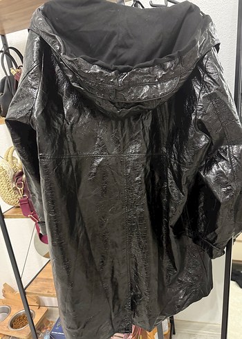 Sokak Stili Siyah Deri Midi Yağmurluk - Görsel 5