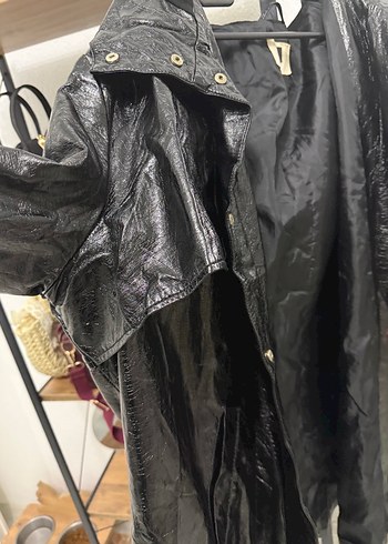 Sokak Stili Siyah Deri Midi Yağmurluk - Görsel 3