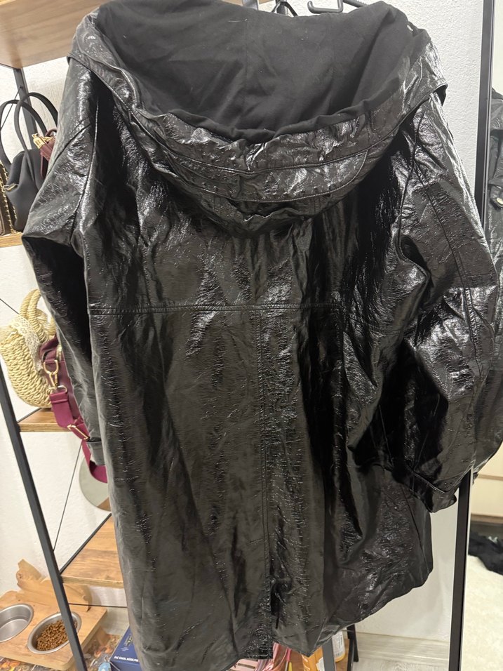 Sokak Stili Siyah Deri Midi Yağmurluk - Görsel 5