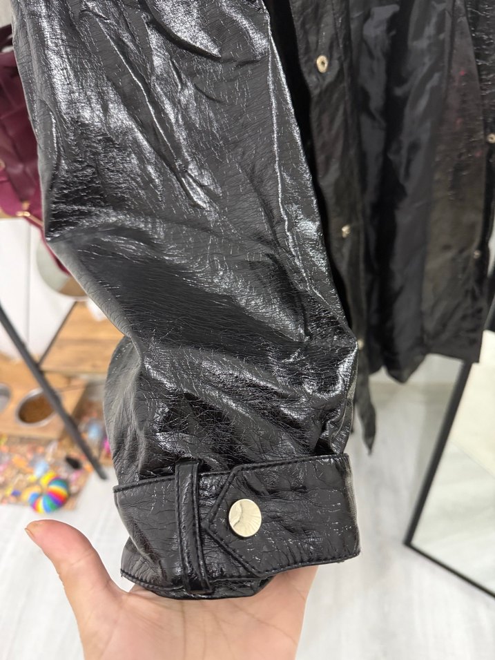 Sokak Stili Siyah Deri Midi Yağmurluk - Görsel 2