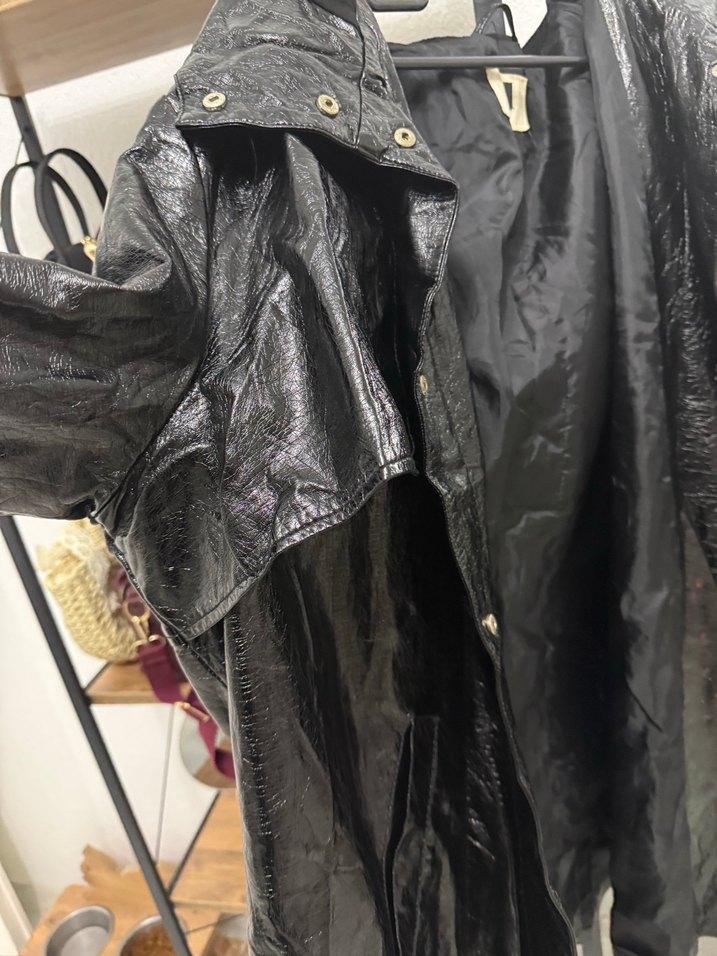 Sokak Stili Siyah Deri Midi Yağmurluk - Görsel 3