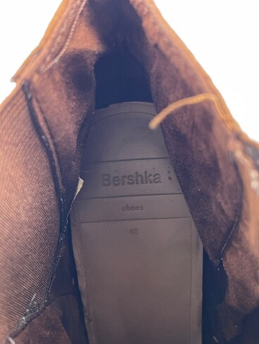 40 Beden kahverengi Renk Bershka Bot %70 İndirimli.