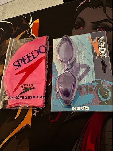 SPEEDO Yüzme Bonesi ve Yüzme Gözlüğü