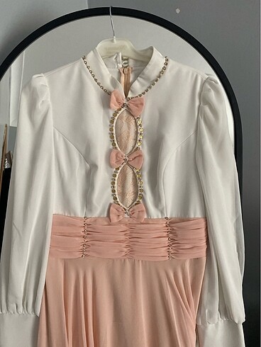 Uzun pembe kemer detaylı abiye - Görsel 3