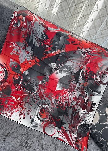 Kadın Kırmızı Gri Desenli Eşarp - Görsel 2