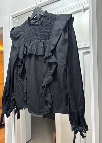 Zara Zara Siyah Dantelli Fırfırlı Gotik Bluz