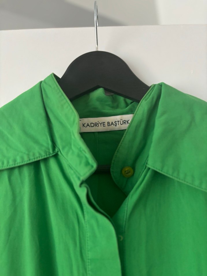 Kadriye Baştürk Düğmeli Yeşil gömlek - Görsel 3