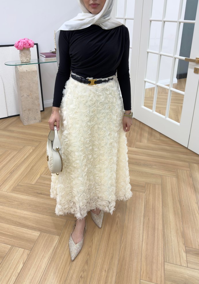 Beyaz Çiçek Desenli Uzun Drapeli Etek - Görsel 3