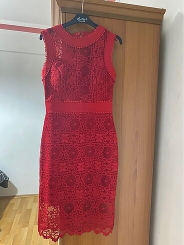 Dantelli kırmızı elbise