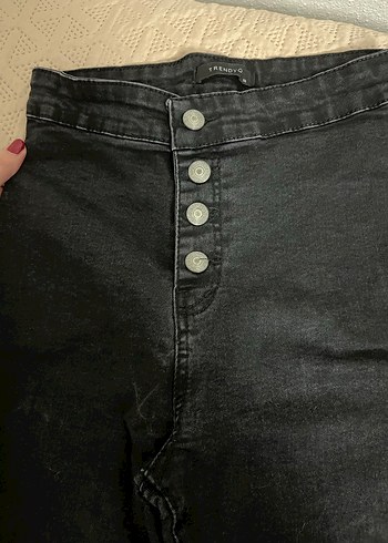 Düğmeli Siyah Dar Kesim Kadın Kot Pantolon - Görsel 3