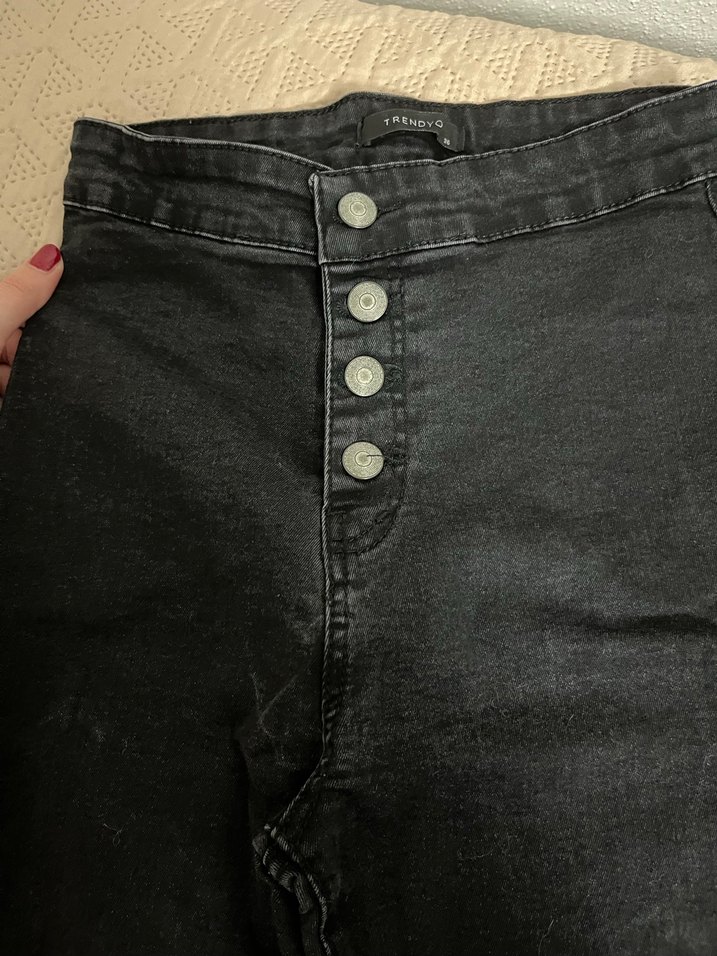 Düğmeli Siyah Dar Kesim Kadın Kot Pantolon - Görsel 3