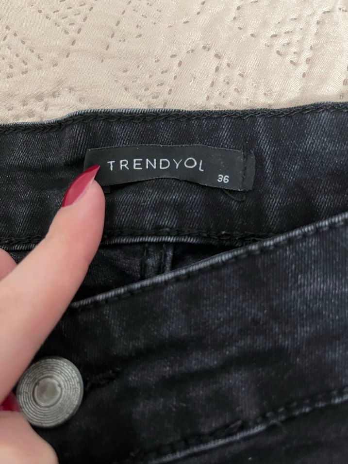 Düğmeli Siyah Dar Kesim Kadın Kot Pantolon - Görsel 2