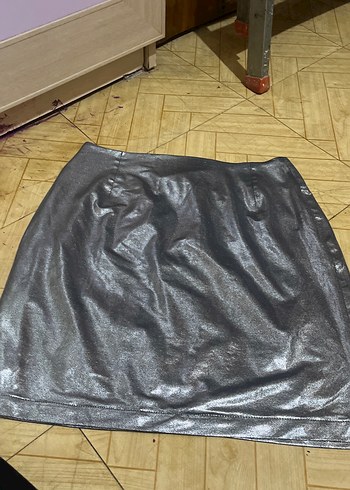 Drapeli Parlak Siyah Deri Mini Etek - Görsel 3