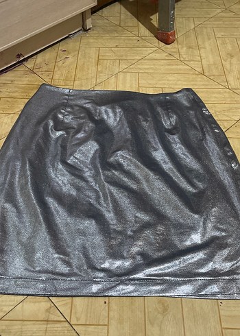 Drapeli Parlak Siyah Deri Mini Etek - Görsel 2