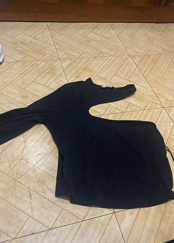Siyah Yarım Boğazlı Yırtmaçlı tek koliBluzu - Görsel 2
