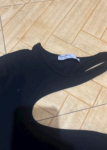 Siyah Yarım Boğazlı Yırtmaçlı tek koliBluzu - Görsel 3