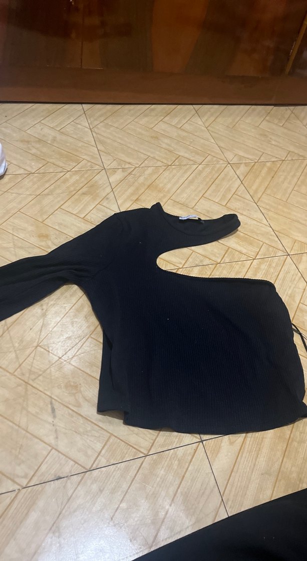 Siyah Yarım Boğazlı Yırtmaçlı tek koliBluzu - Görsel 2