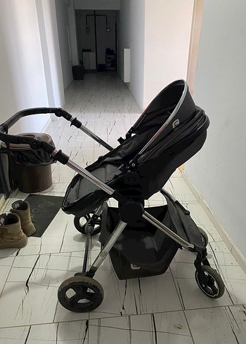 Siyah ve Gri Bebek Arabası