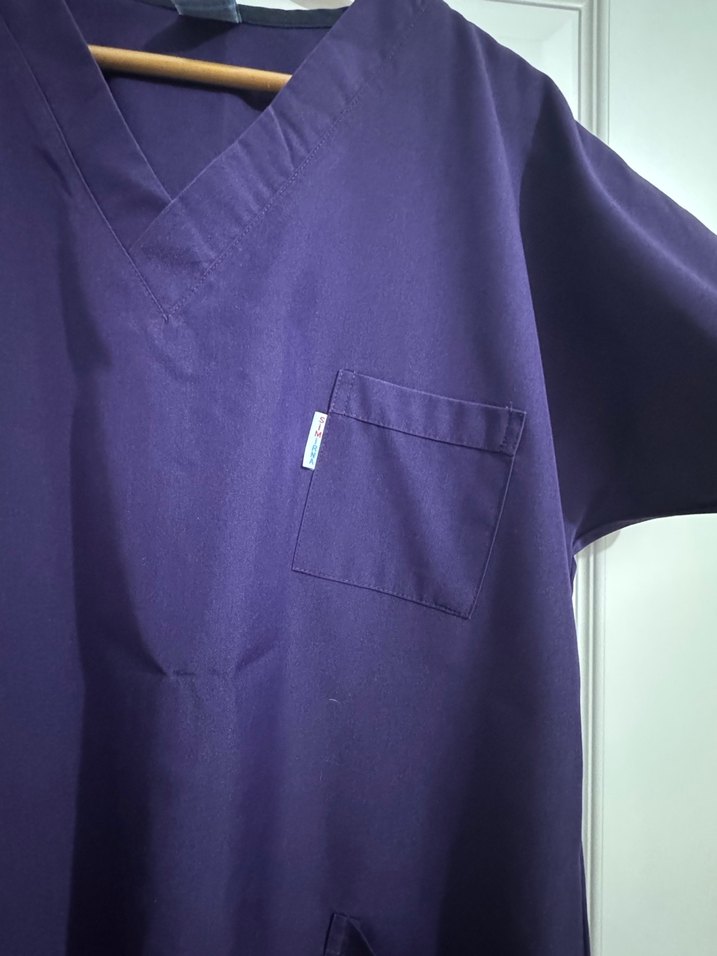 Mor V Yakalı Hemşire Önlüğü - Görsel 2