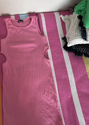 Kolsuz Pembe ElbiseYan Yırtmaçlı