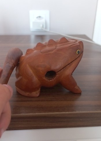 Koyu Deve Rengi Ahşap Kurbağa Figür - Görsel 3