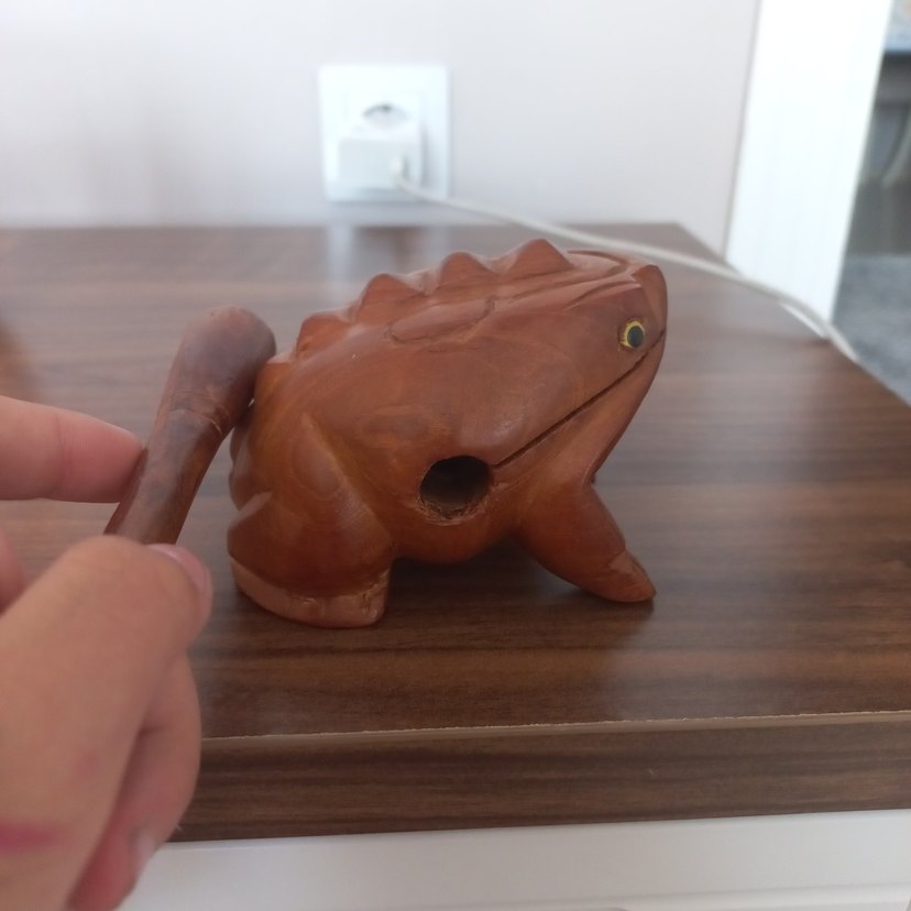 Koyu Deve Rengi Ahşap Kurbağa Figür - Görsel 3