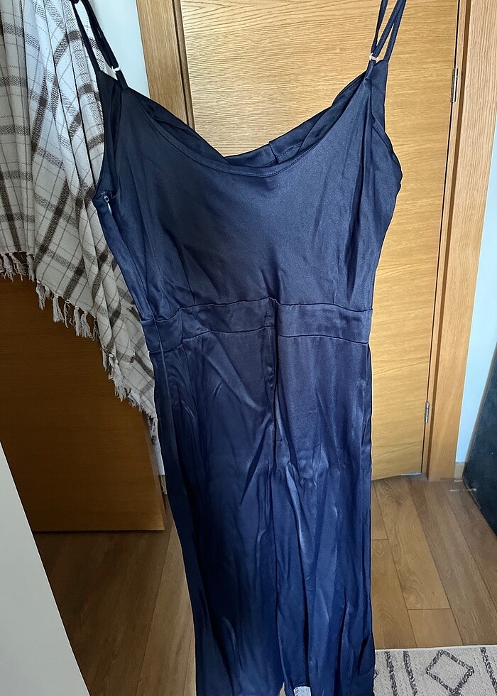 Saten yırtmaçlı elbise - Görsel 3