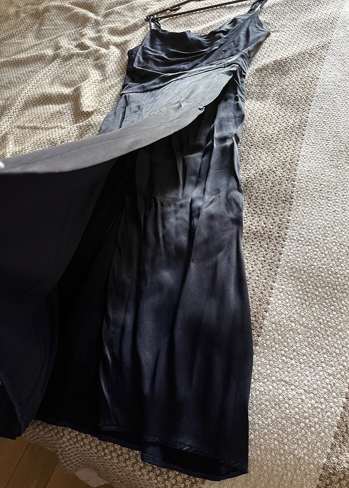 Saten yırtmaçlı elbise - Görsel 2