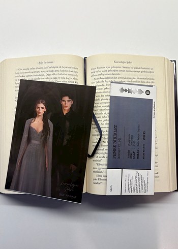 Karanlığın Şehri ve Ölü Tanrının Şarkısı Roman Seti - Görsel 3