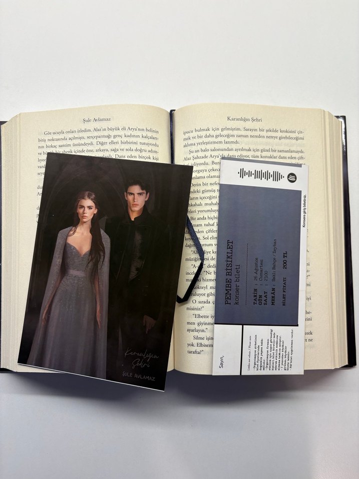 Karanlığın Şehri ve Ölü Tanrının Şarkısı Roman Seti - Görsel 3