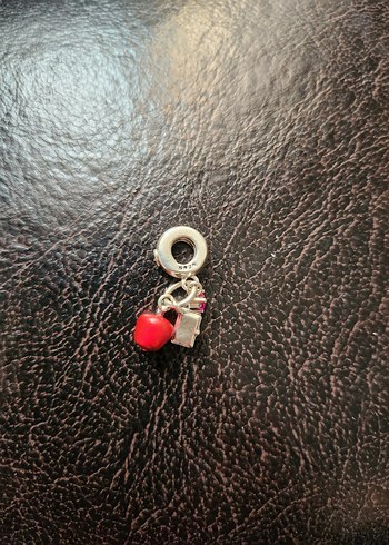 Kırmızı elma Charm