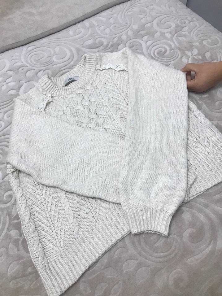 Nakış Detaylı Beyaz Triko Kadın Kazak - Görsel 3