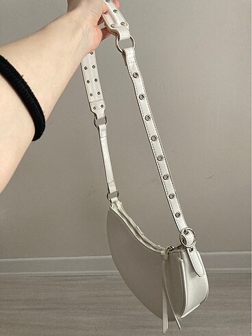 Stradivarius Beyaz Zımbalı Çanta