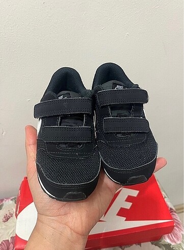 22 Beden siyah Renk Nike çocuk ayakkabısı.