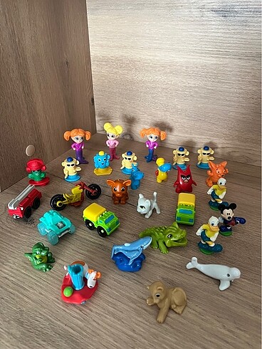 Oyuncak figür. Birçoğu kinder oyuncağı. Çok eski parçalarda var 