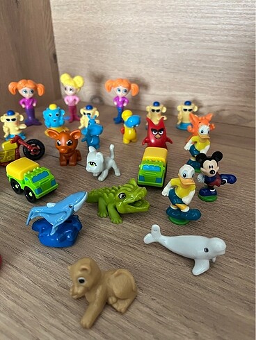 Beden Oyuncak figür. Birçoğu kinder oyuncağı. Çok eski parçalarda var