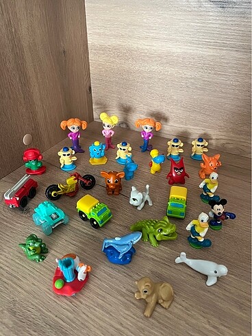 Oyuncak figür. Birçoğu kinder oyuncağı. Çok eski parçalarda var