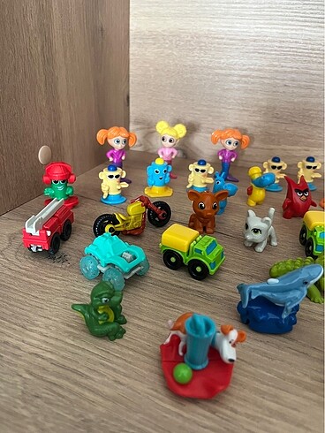 Beden Renk Oyuncak figür. Birçoğu kinder oyuncağı. Çok eski parçalarda var