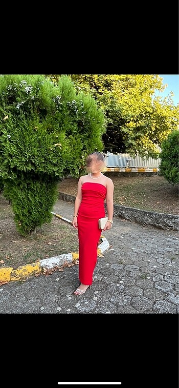 Kırmızı straplez elbise
