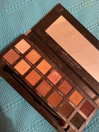 Anastasia soft glam