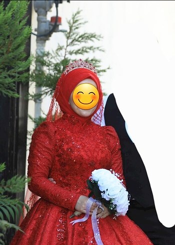 Zara Uzun Kollu Kırmızı Kapüşonlu Gelinlik